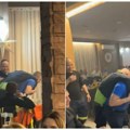 (Video) Urnebesno Kinezi zaseli, pa ih opila srpska rakija - iznosili ih iz restorana: "Nose ga k'o badnjak"