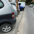 Saobraćajni KOLAPS u Kopitarevoj: Vozila parkirana na trotoaru, pešaci na ulici (VIDEO)