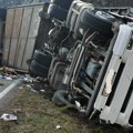 Horor na Ibarskoj magistrali: Silovit sudar kamiona i putničkog vozila - tertnjak prevrnut a auto u kanalu