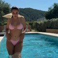 Žena našeg pevača pozira u bazenu: Zgodna doktora grmi u kupaćem, posle tri porođaja pokazala dobru formu, a komplimenti samo…