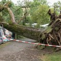 (Video) Tornado obara kamione, drveće pada i ubija ljude! Apokalipsa u dve zemlje Evrope: Poplavljeni delovi grada, vetar…