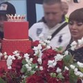 Crvena torta na 6 sprata, cveće, hrana i pismo od sina: Miljana Kulić slavi rođendan i lije suze (foto)