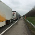 Srpske kamiondžije ljute zbog višednevnih čekanja na granicama: Najavljuju blokade prelaza