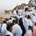 Muslimanski hodočasnici okupljaju se na svetom mestu, planini Arafat