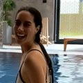 (Foto) skinula se Marija Egelja: Voditeljka u izazovnom izdanju: Jednodelni kupaći i zategnute noge - Evo ko joj pravi…