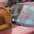 Automobil pokupio na haubi čoveka tokom blokade u Požarevcu (VIDEO)