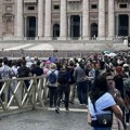 Hiljade ljudi na trgu svetog Petra u Vatikanu: Čeka se beli dim i novi papa