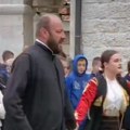 Hit snimak iz Nevesinja: Sveštenik poveo kolo ispred crkve pa oduševio sve, ovako su slavili Spasovdan