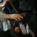 Ove 3 stvari nikada nemojte držati u automobilu tokom ekstremnih vrućina