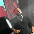 Sajfer sve šokirao: Došao na nastup sa štakama nakon pucnjave VIDEO