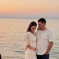 U Grčkoj na obali mora naš pevač supruzi priredio romantično iznenađenje, sa njom ima troje dece: "Šmekerski potez"