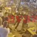 (Uznemirujući video) Pesnicama razbijali glave, jedan završio kroz prozor: Jeziva tuča u restoranu u Živinicama