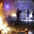 Ovako policija udara na demonstrante u Švajcarskoj: Serija gumenih metaka, suzavci i vodeni top VIDEO
