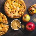 Domaća pita sa jabukama kakvu još niste probali: Recept s puterastim testom i karamelizovanim filom!