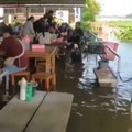 Hit restoran u bangkoku Ljudi opušteno jedu dok sede sa nogama u vodi, a ribe plivaju oko njih - lokal je prava atrakcija