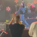 Vojaža pogodila pesma na koncertu Jakova Jozinovića: Pevač ga ugledao čim je ustao, pa rešio da mu zapeva (Video)
