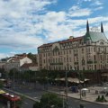 Skulptura vage sa dva tasa postavljena na kružnom toku na Terazijama u Beogradu