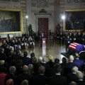 Tramp izazvao lavinu reakcija na sahrani Grejema jer je viđen sa zatvorenim očima