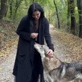 Život bogatašice na planini: Poznata Srpkinja snimila unutrašnjost kuće usred šume, pa pokazala kako mazi opasnu životinju…