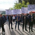 Zašto MI KURTI SNAJPEROM NIŠANI DETE? Srbi mirno protestuju u Zvečanu - pred bodljikavu žicu došli s porukama (Foto)