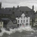Oluja Babet stigla do obala Britanije, evakuisano više od 400 domova