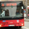 Muškarac šipkom lomio staklo na autobusu u Beogradu, pa pobegao