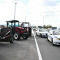 Poljoprivrednici nastavili protest, blokiran put Zrenjanin-Novi Sad, pregovori sa Vladom mogući posle ispunjenja dva zahteva