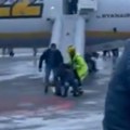 Drama na nebu, ljudi iskakali iz aviona u suzama! Haos se desio na letu Stokholm - Krakov