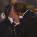 Skočio i poljubio kolegu u usta na dodeli prestižne nagrade! Snimak izazvao lavinu na mrežama, pred svima mu rekao ovo!