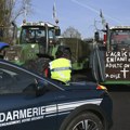 Francuska: Poljoprivrednici drugi dan blokiraju autoputeve oko Pariza