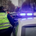 Napao policajce, pa sekirom izlupao policijsko vozilo! Dramatične scene kod Čačka, prijavljen za porodično nasilje