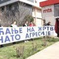 Sećanje na žrtve Nato agresije: U Leposaviću kod spomenika nastradalim herojima održano opelo i položeni venci (video)