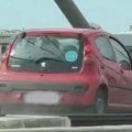 Vozio automobil po šinama na mostu: Nesavesni vozač dobio paprenu kaznu zbog ugrožavanje bezbednosti saobraćaja (video)