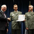 Ambasador Hil uručio medalje srpskim vojnicima koji su pohađali kurseve u SAD