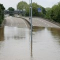 Apokaliptične scene iz Nemačke! Voda nosi sve, poginuo spasilac: Očekuje se najgore, prekinut saobraćaj