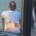 Stravičan snimak! Brutalni napad na vozača autobusa u novom pazaru Tukla ga dvojica mladića, cela majica mu krvava (video)