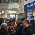 Demonstranti gađali prostorije SNS jajima