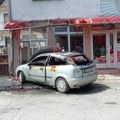 U Vranju automobil u plamenu upao u mesaru