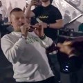U BMW-u došao pod šatru, napravio haos na Jagnjijadi: Nosi Botega Venetu od par hiljada evra, bakšiš samo leti