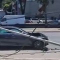 (Video): Zakucao se u banderu, ona pala preko celog vozila: Neobična saobraćajna nezgoda na Karaburmi