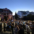 FOTO, VIDEO: Došlo do incidenata između demonstranata i članova SNS u Branimira Ćosića