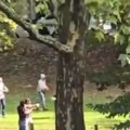 Policija uperila oružje u njega, on na kolenima: Pojavio se snimak hapšenja Albanca (18) sa Kosova koji je izbo nastavnicu u…