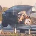 Neobična saobraćajka kod Požarevca: Automobil nasađen na ogradu, delovi završili u njivi