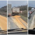 (Video) Kolovoz prekriven kukuruzom! Saobraćaj između Mišeluka i Paragova usporen zbog rasutog tereta