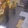 Snimljena sramna scena u pekari na Voždovcu! Čovek stoji u redu, ulazi muškarac - ono što je usledilo zgrozilo sve! Ako ga…