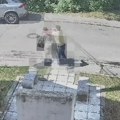 Policija hitno traži ovog čoveka! Brutalno opljačkao staricu nasred ulice u Sarajevu, sve zabeleženo video-nadzorom –…