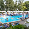 "Sunce ju je živu spržilo": Žena zaspala na sat vremena pored bazena na +40, lekari se bore za njen život