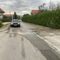 Rupa puna vode u Novoselskoj kod Prokuplja, duže od dva meseca ugrožava vozače