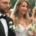 Fotografija s venčanja ministarke koju niste videli Drže se ruke: Pratim te, dušo! Ovu je haljinu odabrala posle venčanice…