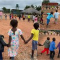 Mališani iz Afrike igraju uz pesmicu sa balkana: Neverovatan snimak iz kampa u Zambiji osvaja mreže znaju svaki korak (video)